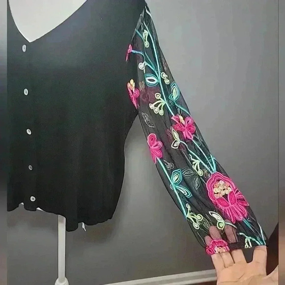 Kim & Cami Black Top w Net Sleeve Embroidery Floral Med Boho Romatic - Picture 2 of 6